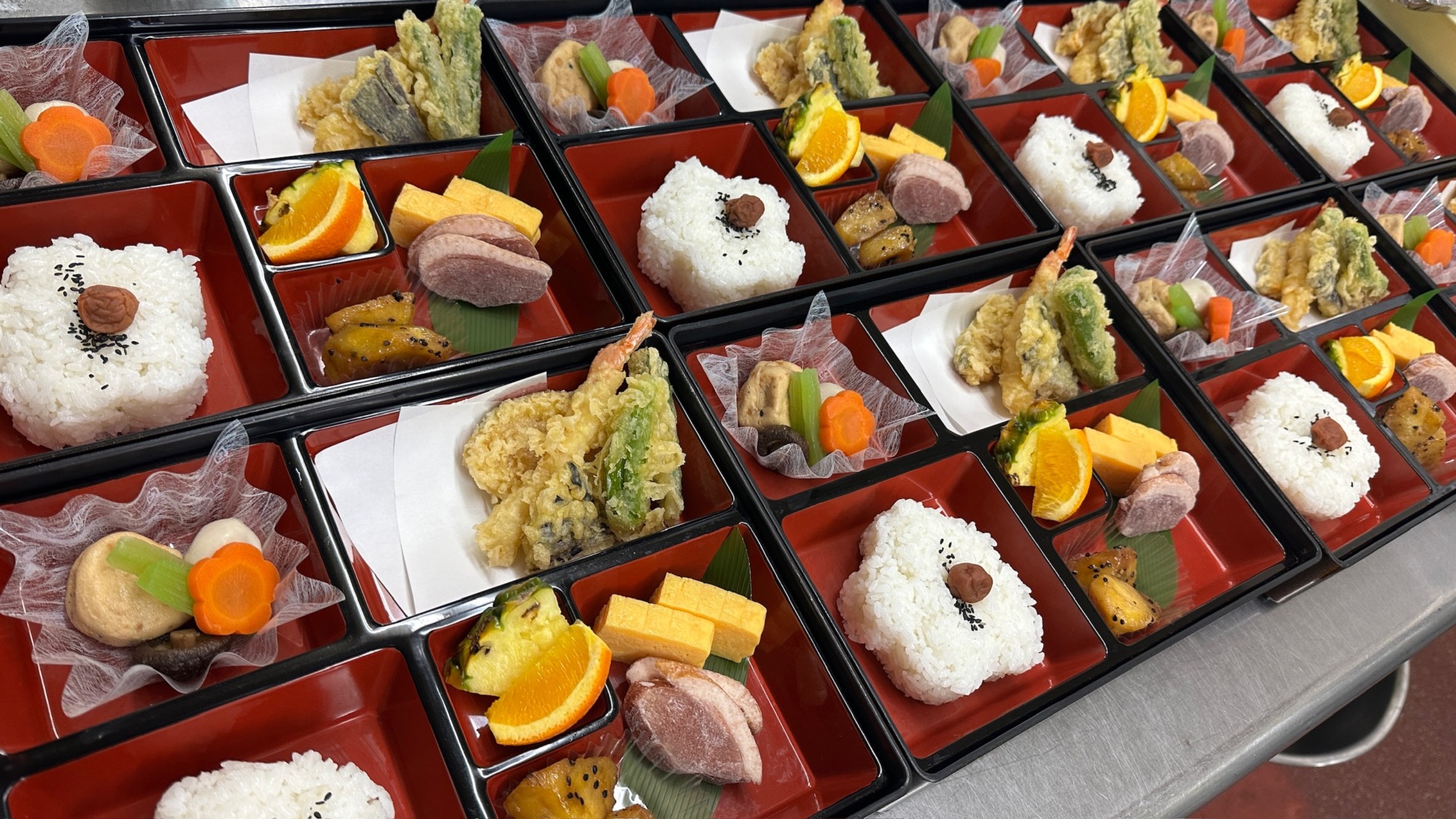 松花堂弁当を盛り付ける様子